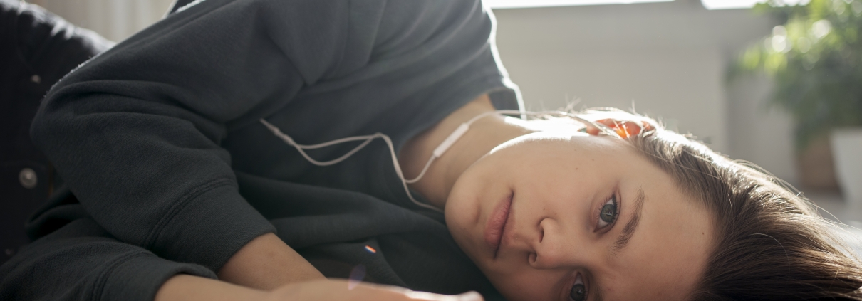 chica con dolor en la tripa disminorrea juvenil