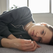 chica con dolor en la tripa disminorrea juvenil