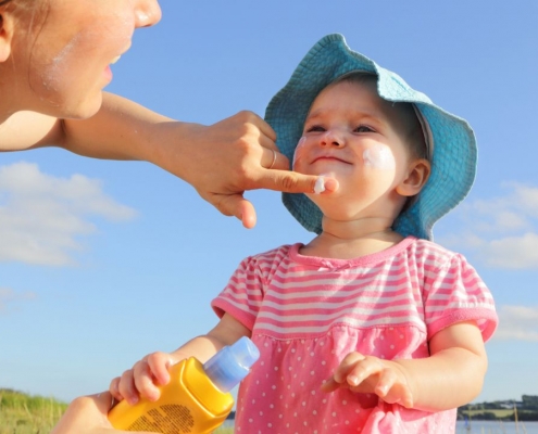 sol y fotoprotector niños