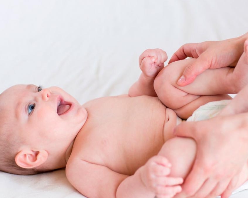 sacar los gases a un bebé